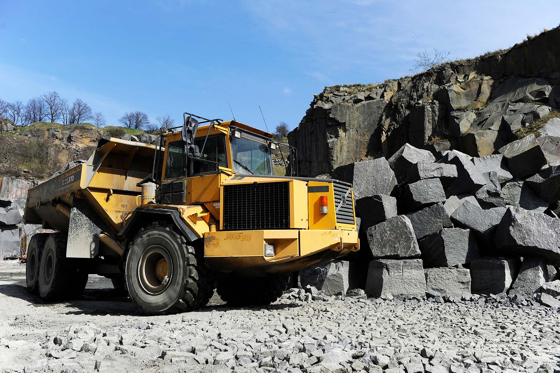 Dumper med granitblock i stenbrottet på Bornholm