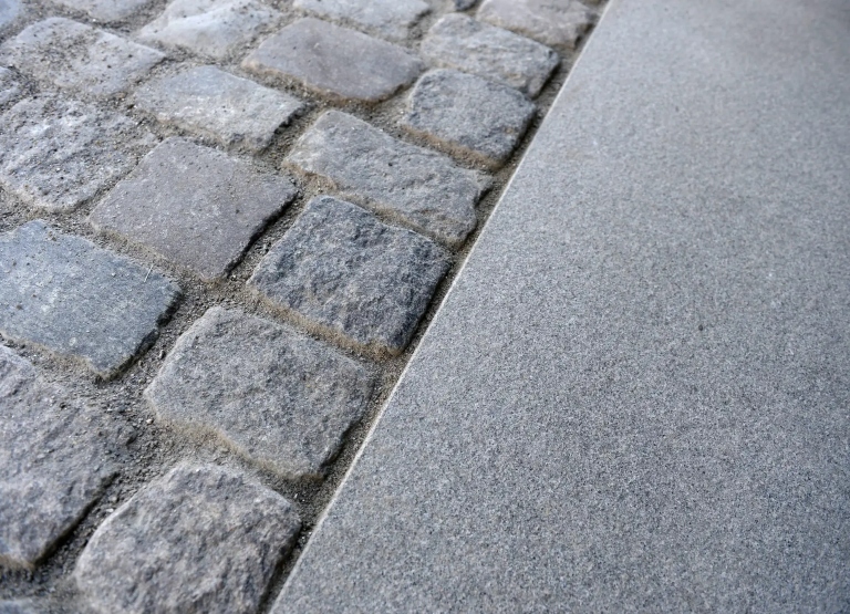 Smågatsten i granit i privat trädgård