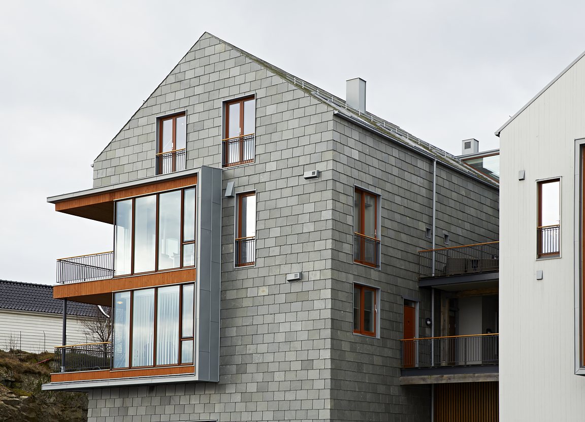 Fasad i Altaskiffer på flerbostadshus i Bekkjarvik, Norge
