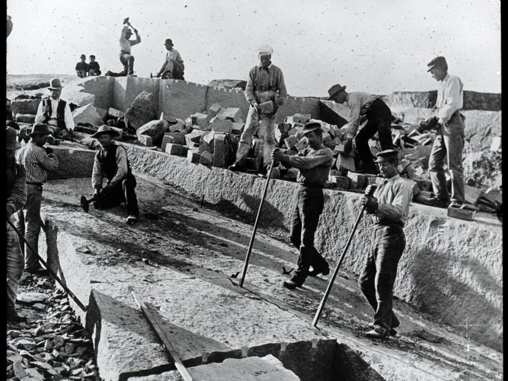 Stenhuggare i ett stenbrott på Bohus-Malmön i slutet av 1800-talet