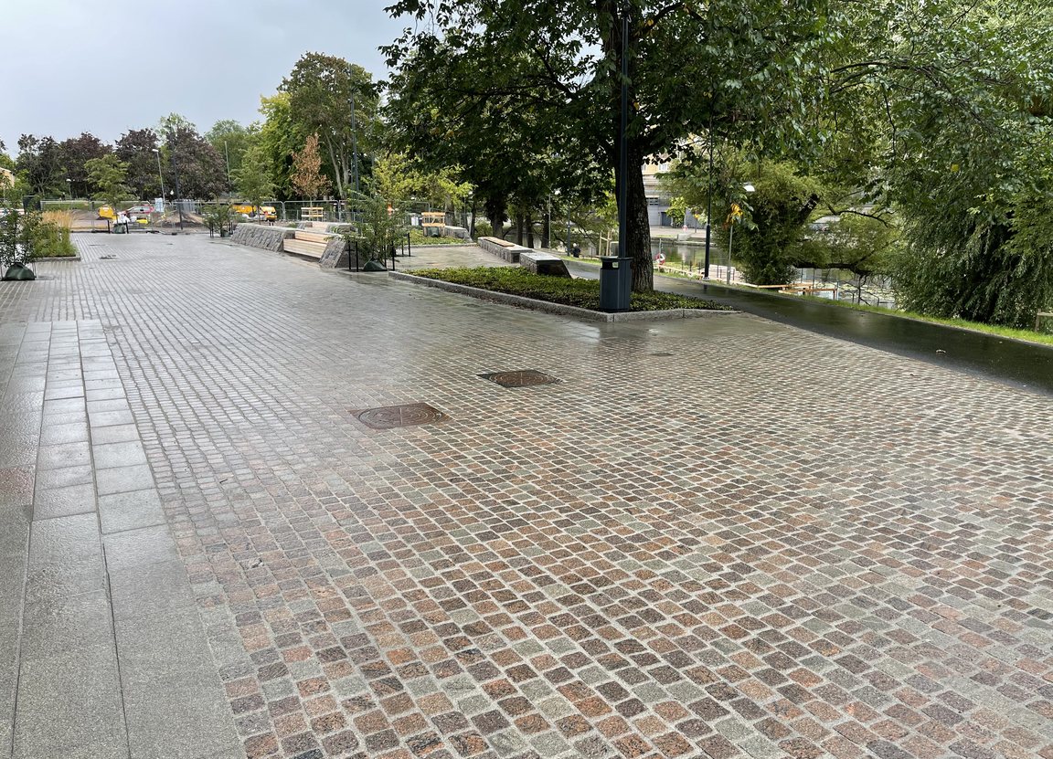 Smågatsten i granit på Brunnspromenaden i Linköping