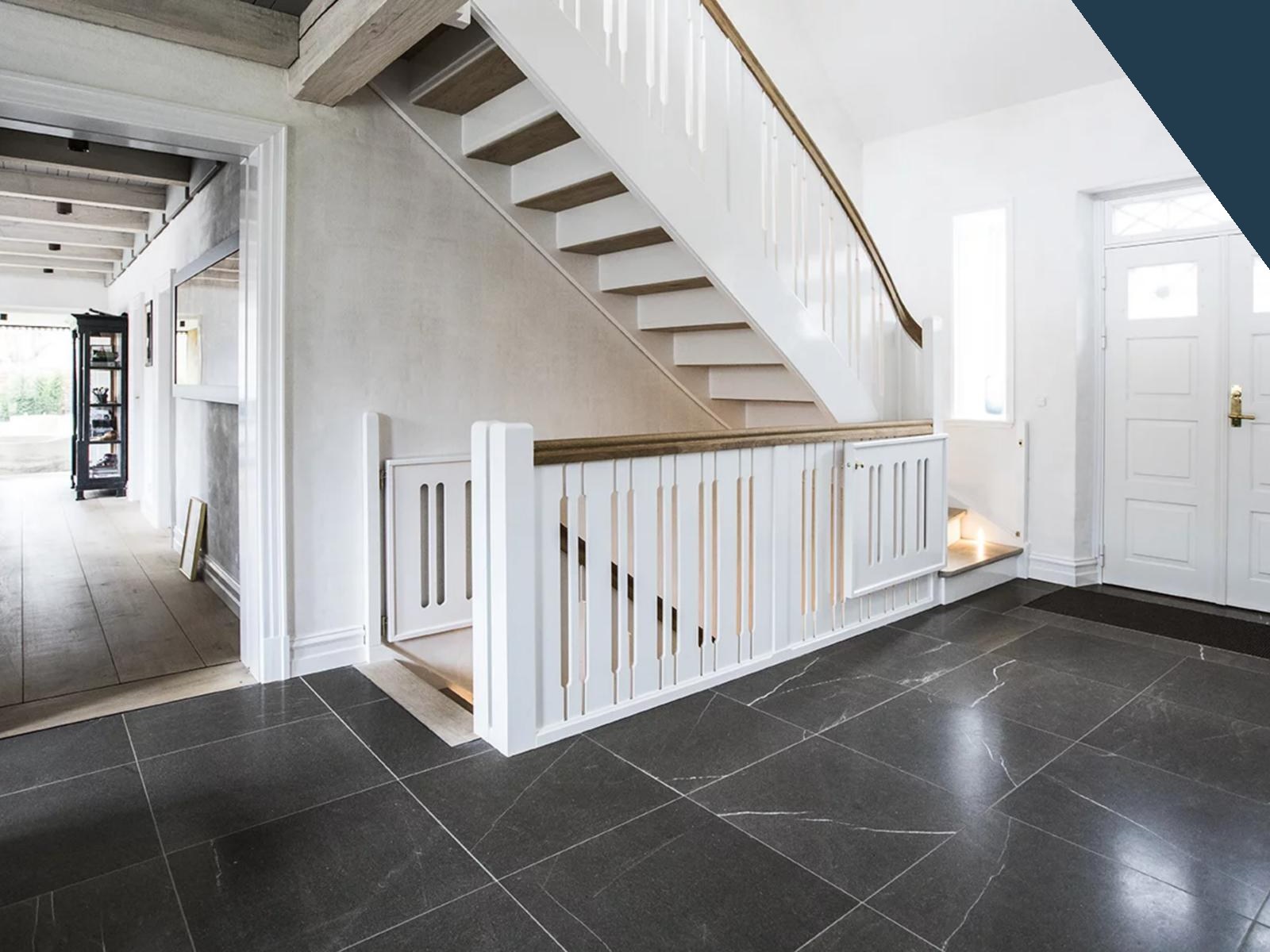 Golv i Grigio Bottarga marmor i privat villa