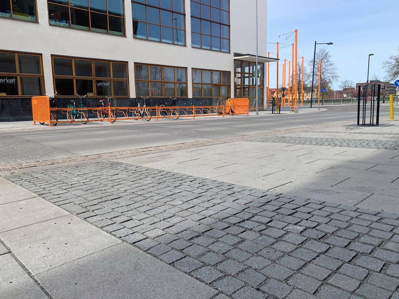 Granithällar och gatsten på Drottninggatan i Eskilstuna