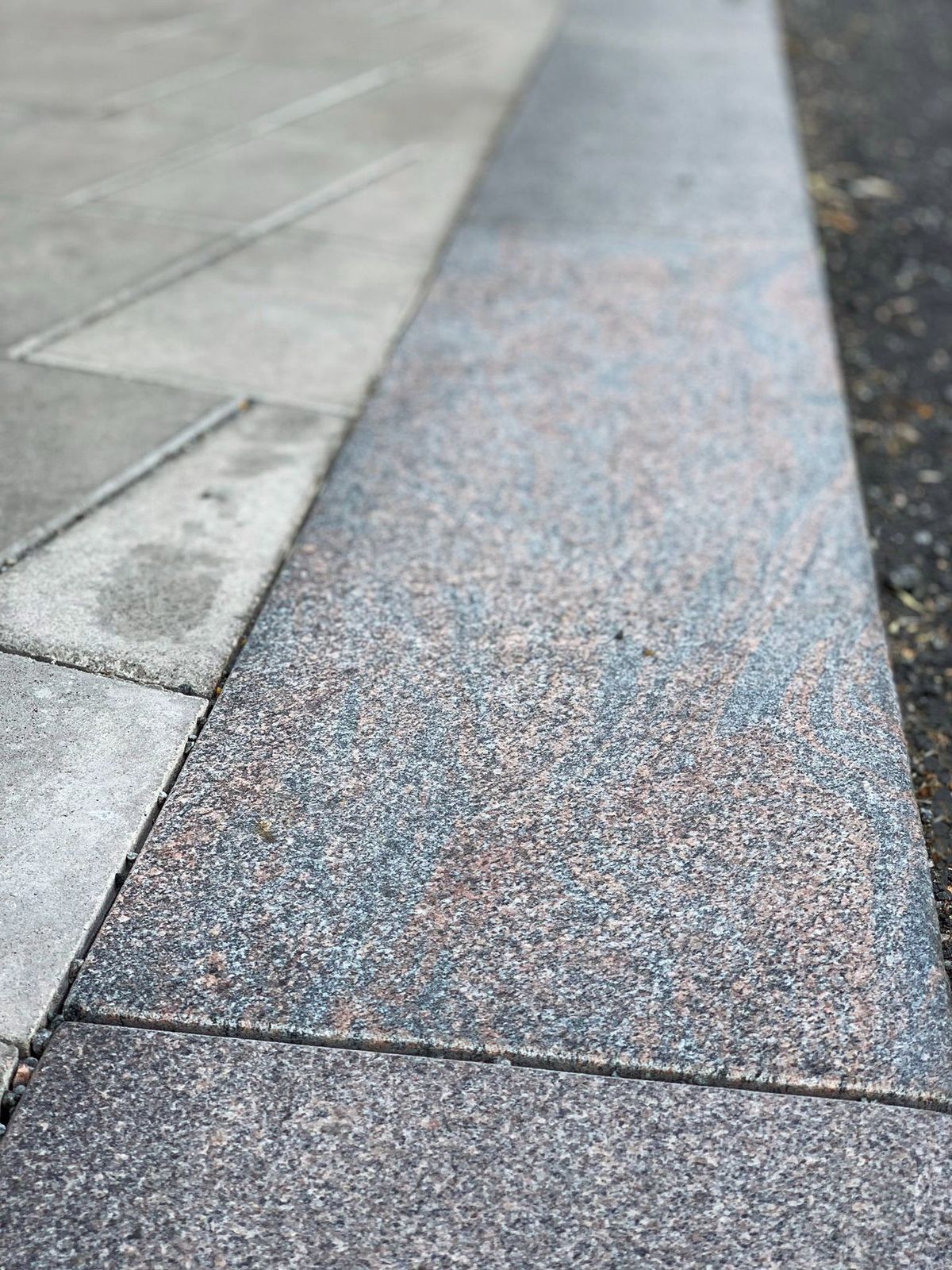 Närbild på granithäll i gångyta, Liljevalchs torg i Stockholm