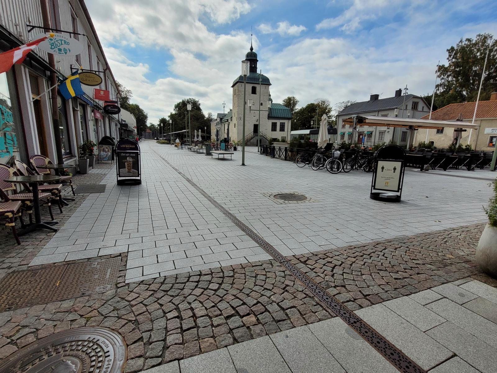 Granithällar i fallande längder på Vadstena torg