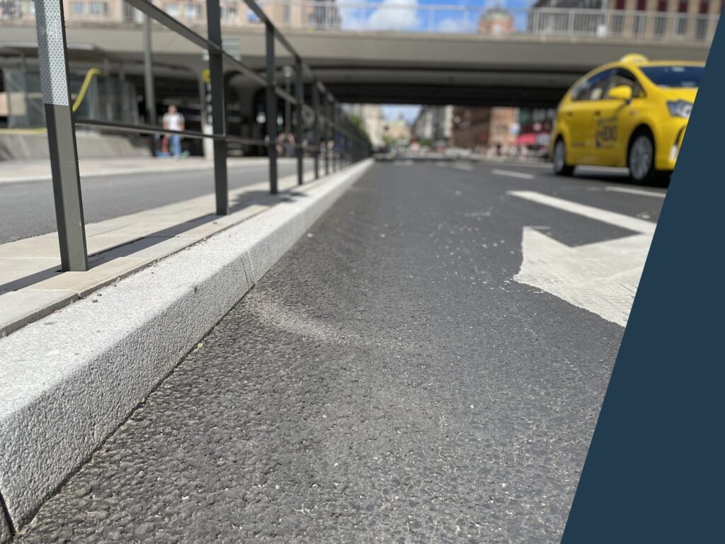 Kantsten GF1 i granit längs cykelbana på Vasagatan i Stockholm