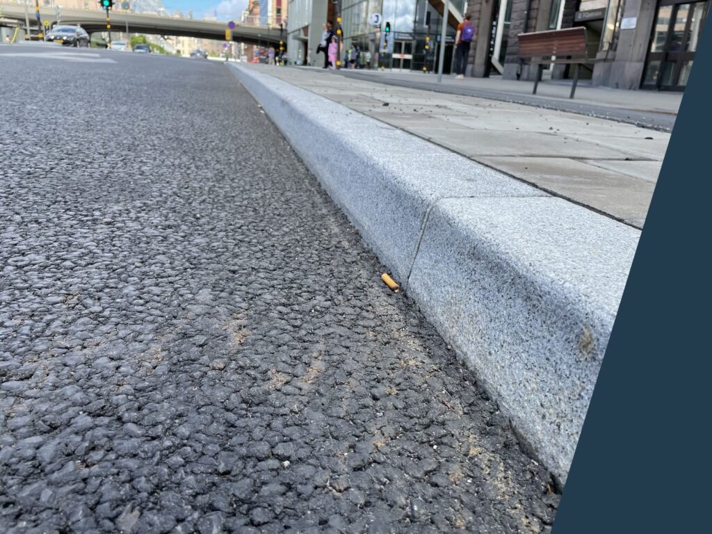 Krysshamrad faskantsten i granit, fasen i närbild