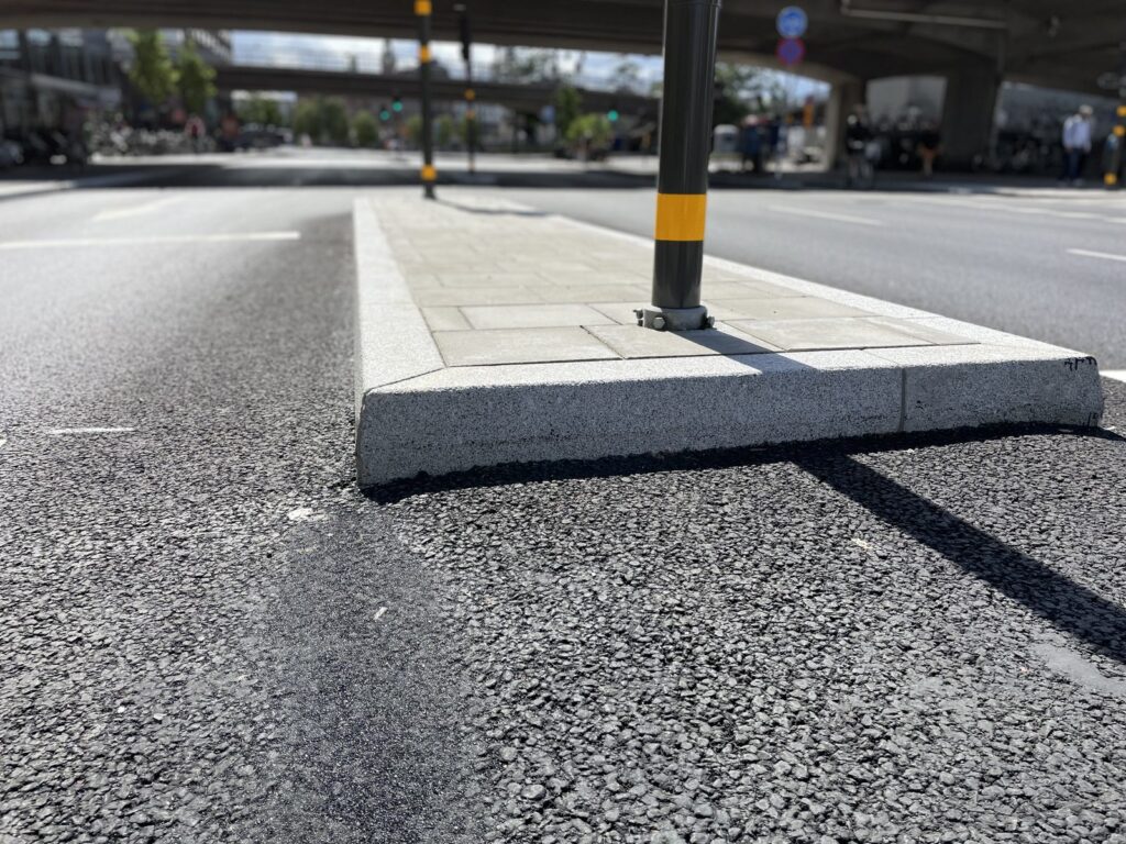 Kantsten GF1 i granit runt en refug på Vasagatan i Stockholm