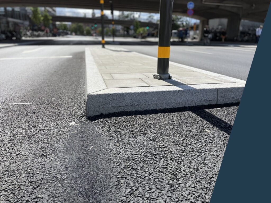 Kantsten GF1 i granit runt en refug på Vasagatan i Stockholm