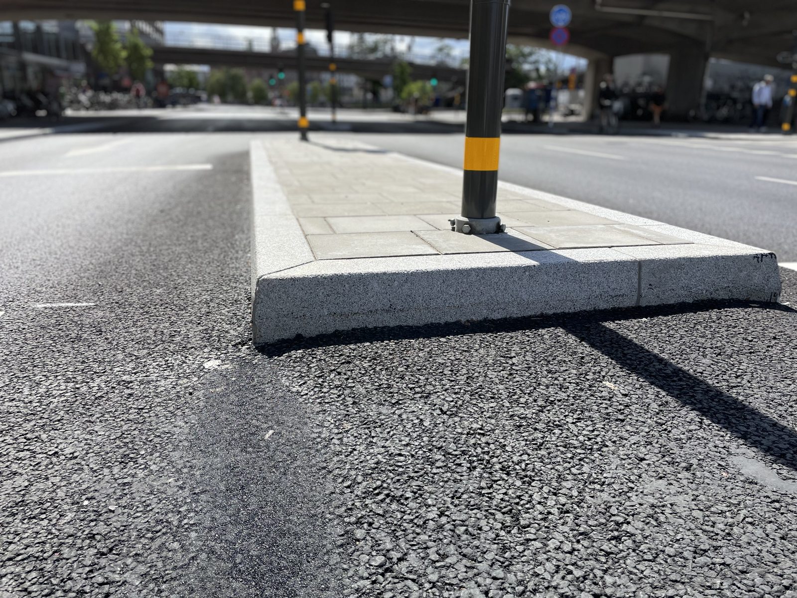 Montering av kantsten, GF1 i granit satt runt en refug på Vasagatan i Stockholm