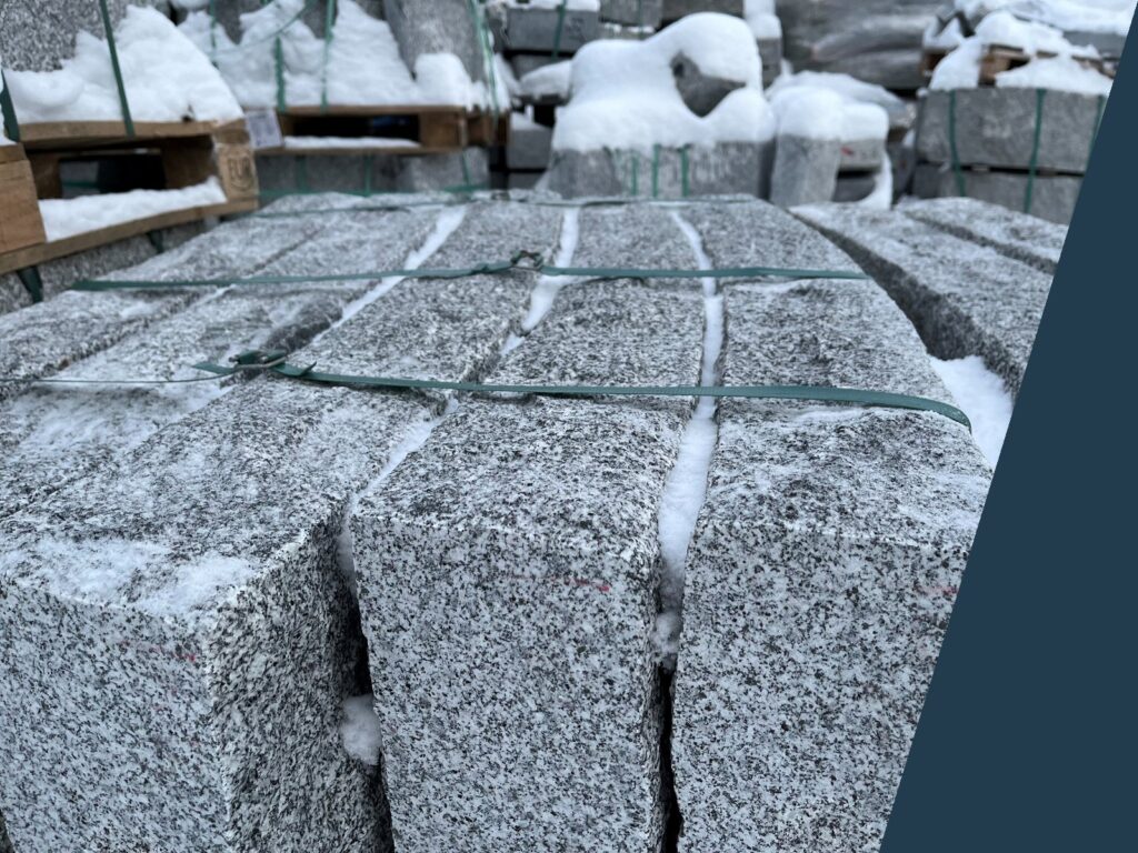 Kantsten i granit på pall med frost och snö på vårt lager