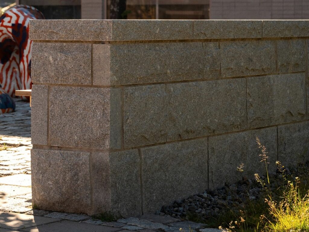 Mur i natursten, hörn av murbeklädnad i granit med L-formad hörnsten