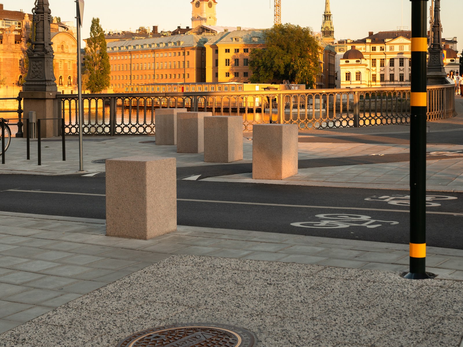 Granitpollare i kvällssol mot Riddarholmen vid Tegelbacken
