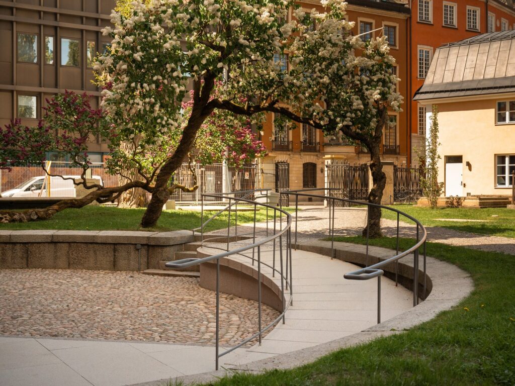 Skötsel av natursten utomhus, steg och ramp i granit vid S:t Jakobs kyrka i Stockholm