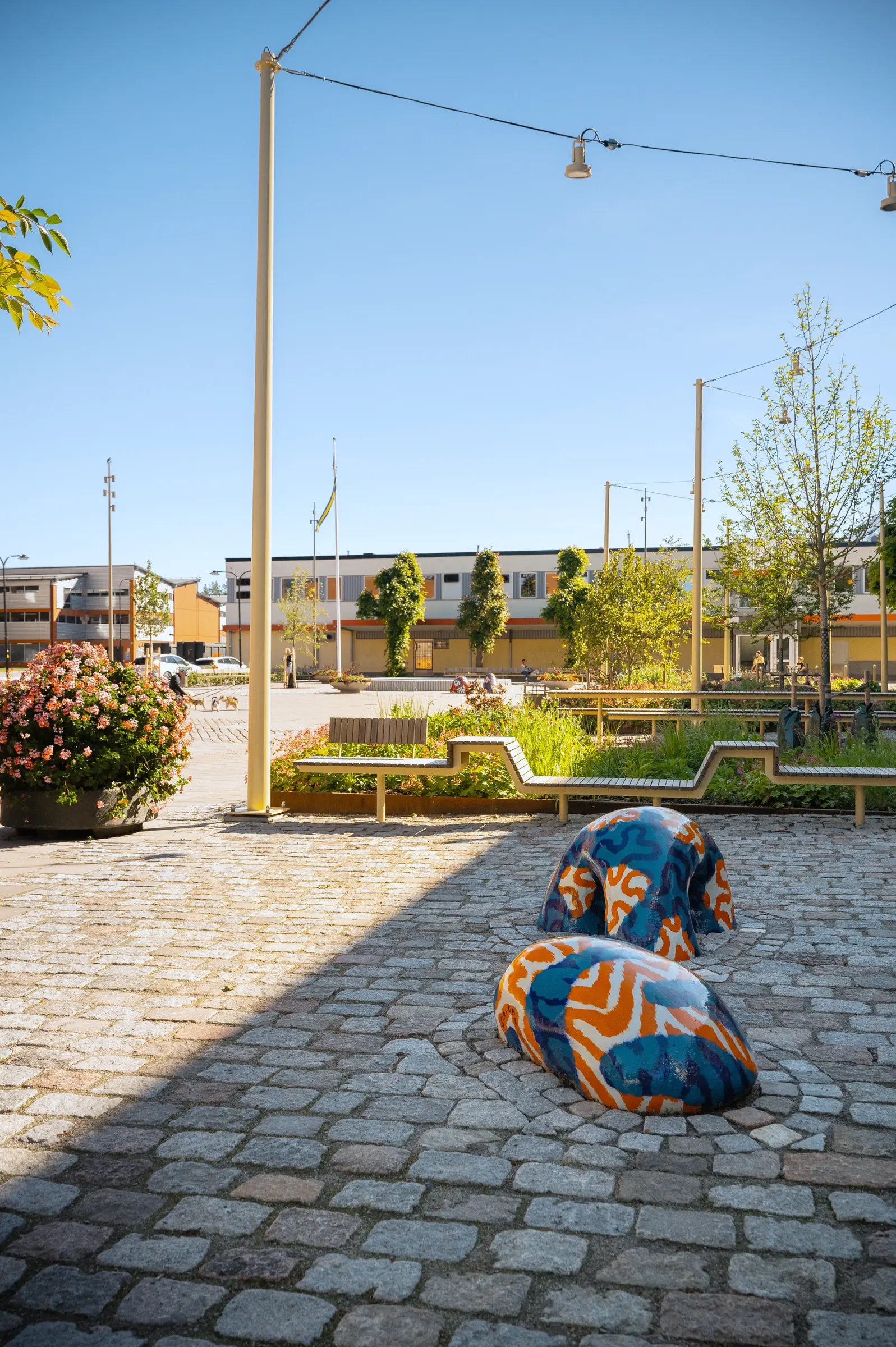 Konstverk på återbrukad gatsten i granit, Skogås torg