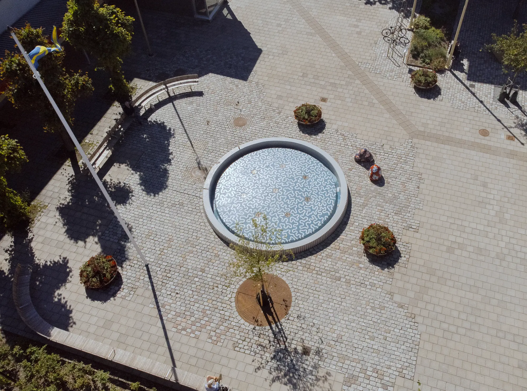 Skogås torg ovanifrån med fontän och återbrukad gatsten