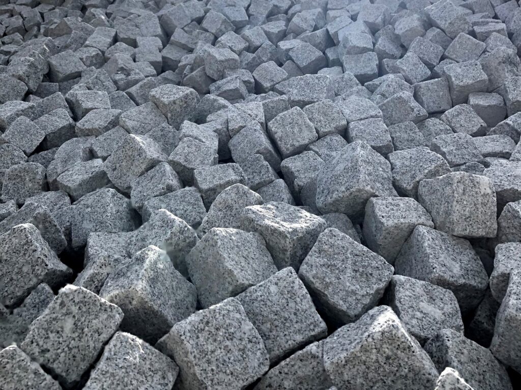 Råkilad smågatsten i grå granit