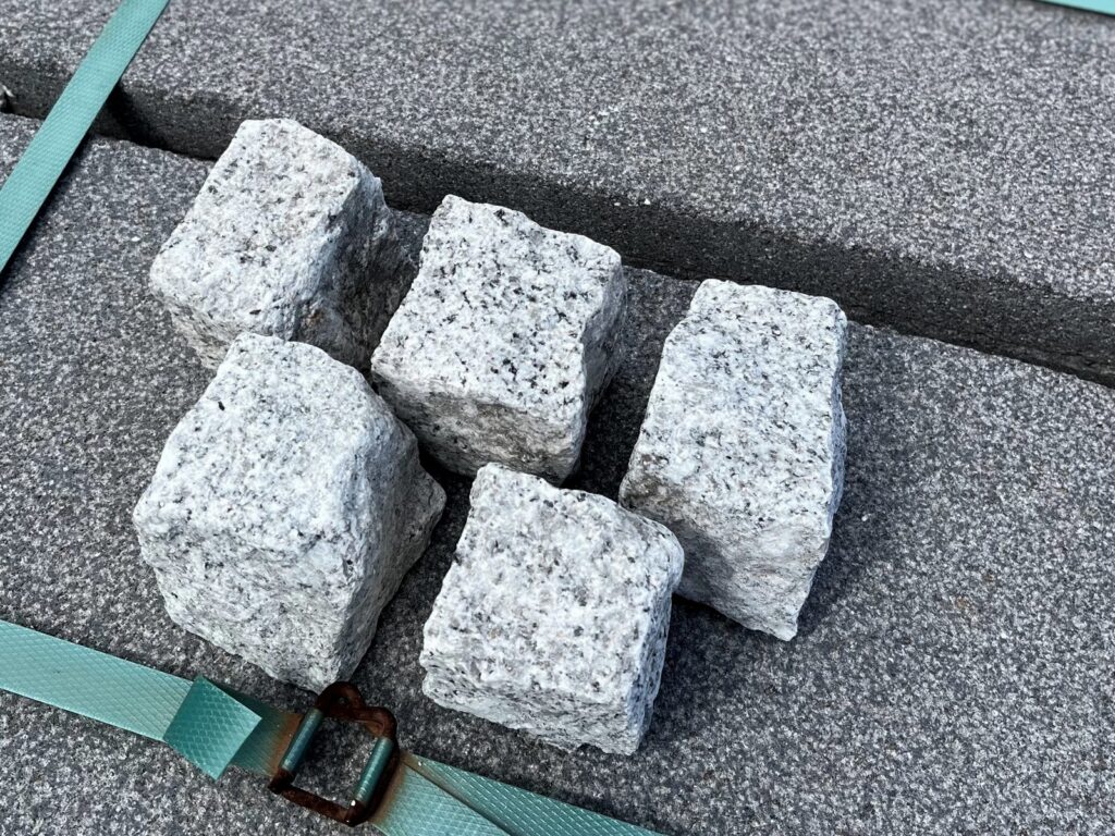 Smågatsten i granit i närbild
