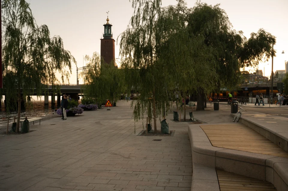 Tegelbacken, Stockholm, sittmurar och hällar i svensk granit med Stadshuset i kvällsljus