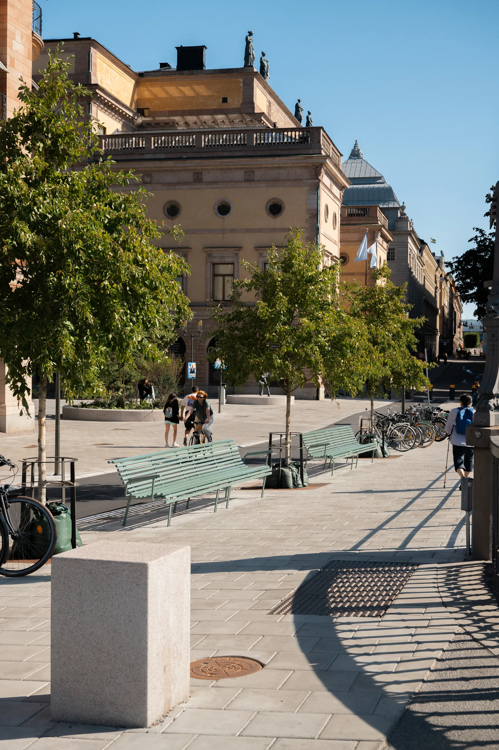 Tegelbacken, Stockholm, pollare och hällar i granit