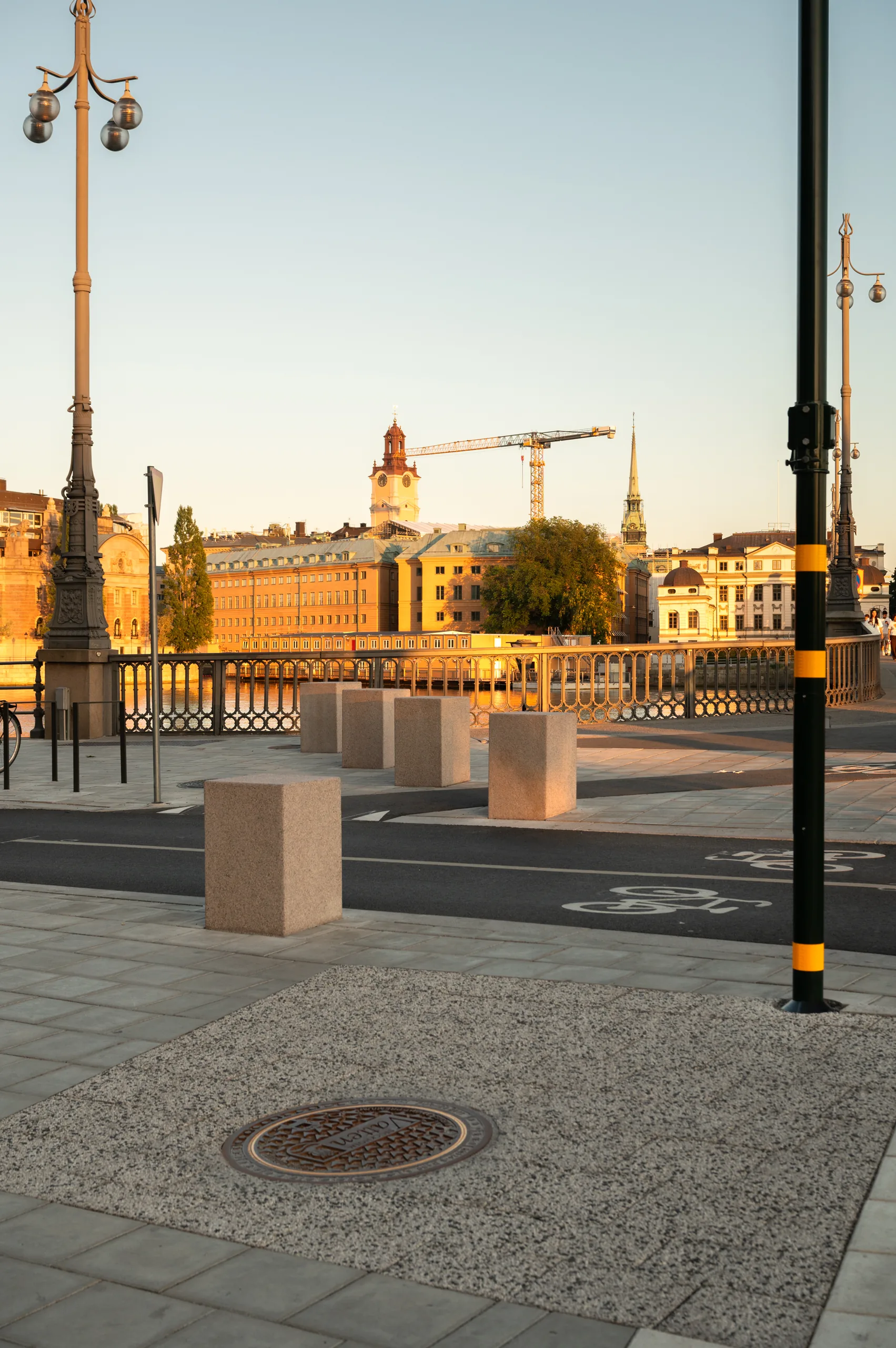 Tegelbacken, Stockholm, granitpollare med Riddarholmen i bakgrunden