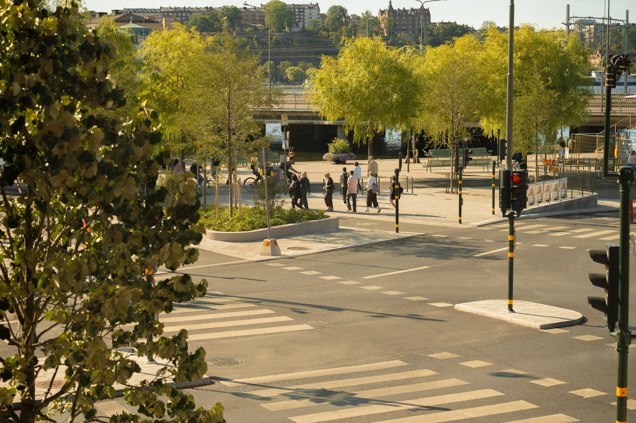 Tegelbacken, Stockholm, planteringar och gångytor i natursten