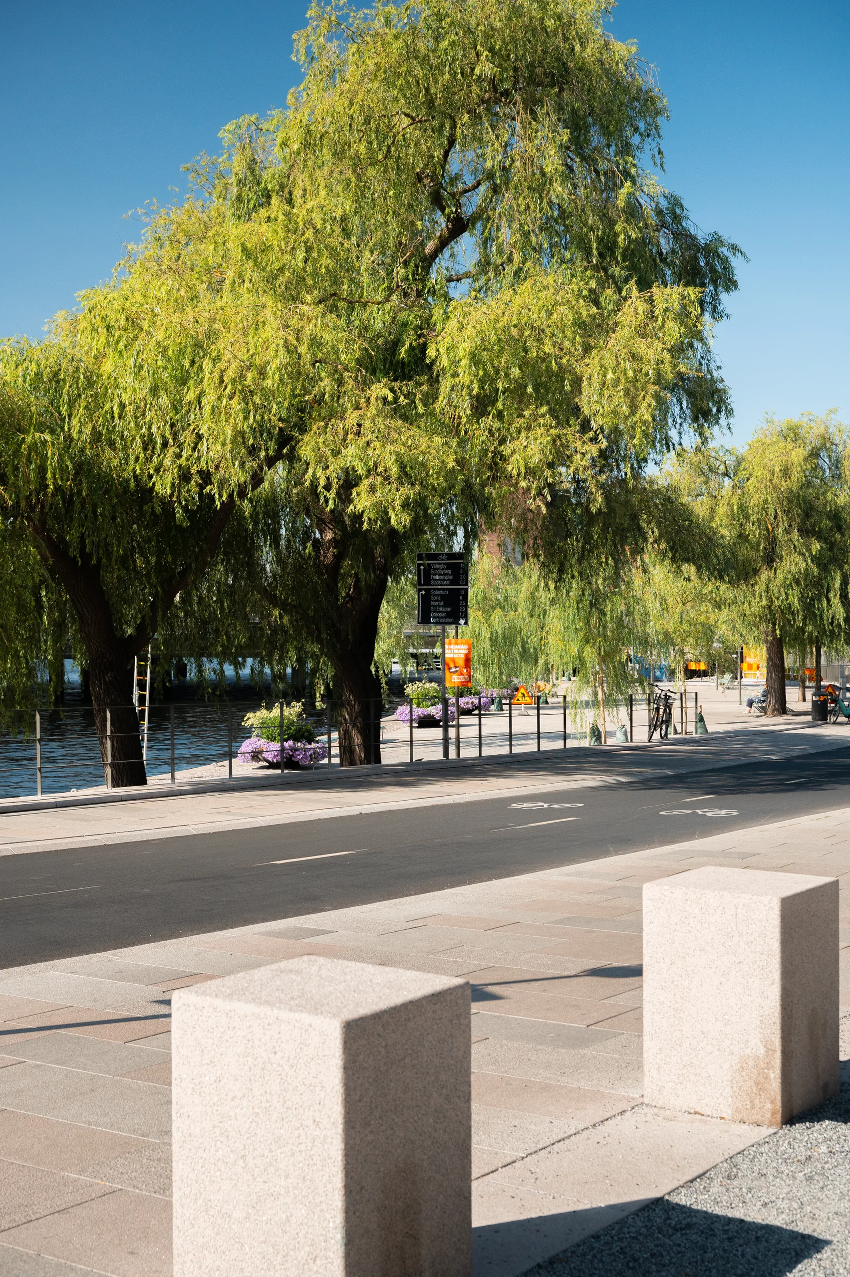 Tegelbacken, Stockholm, pollare i granit längs vattnet