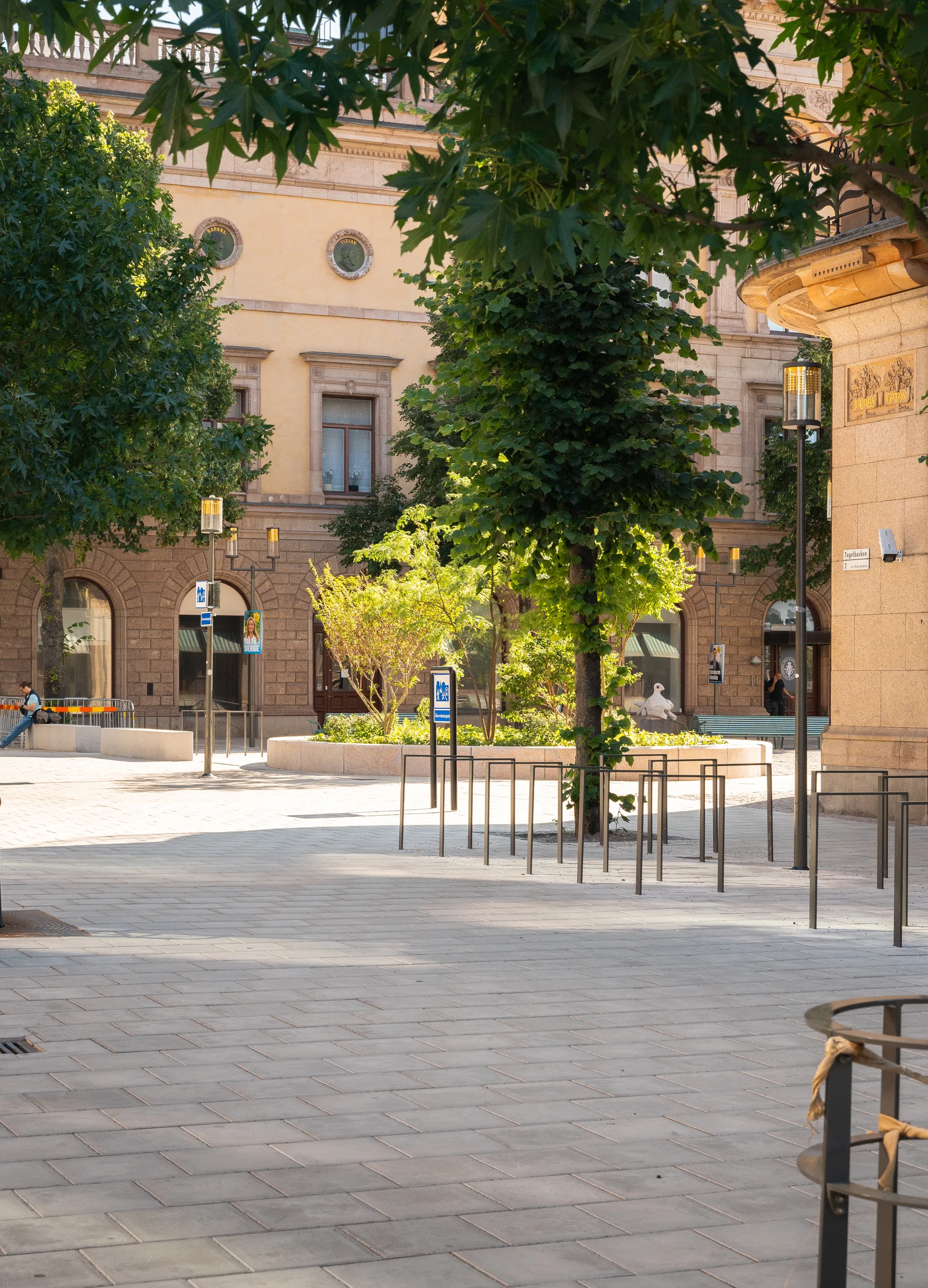 Tegelbacken, Stockholm, hällar och planteringar i natursten
