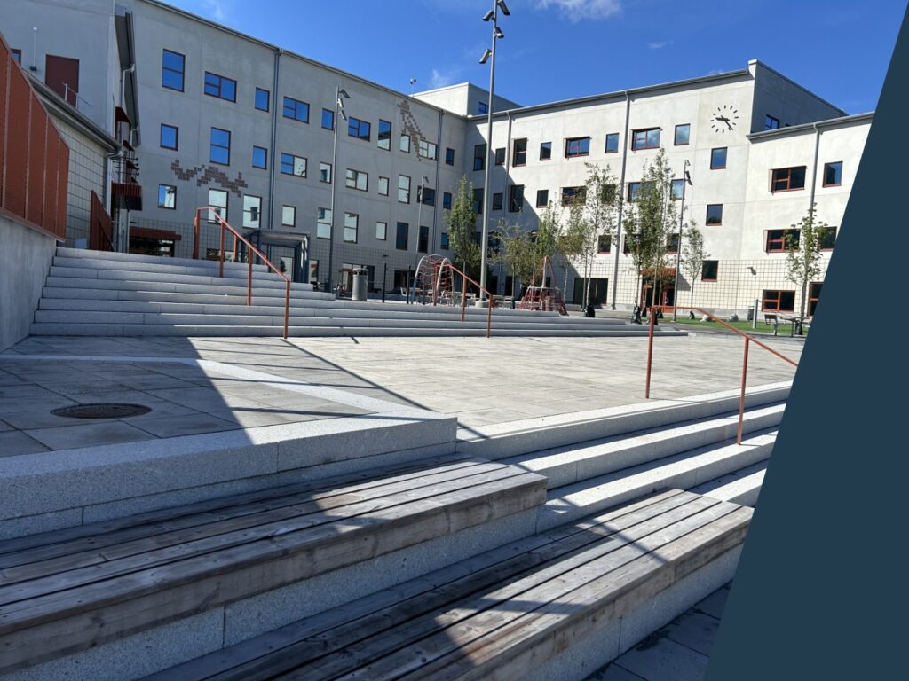 Trappor och gradänger i granit vid Utsäljeskolan i Huddinge