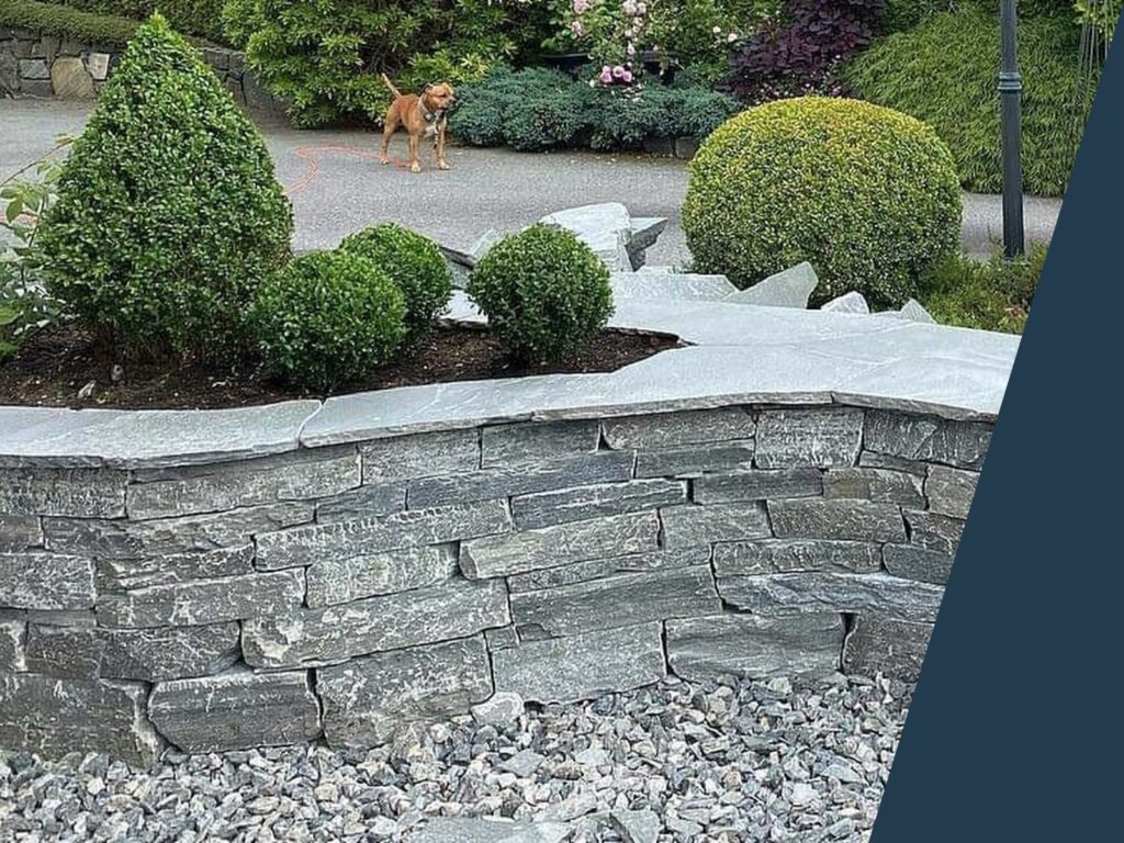 Torrmur av Altaskiffer runt en plantering