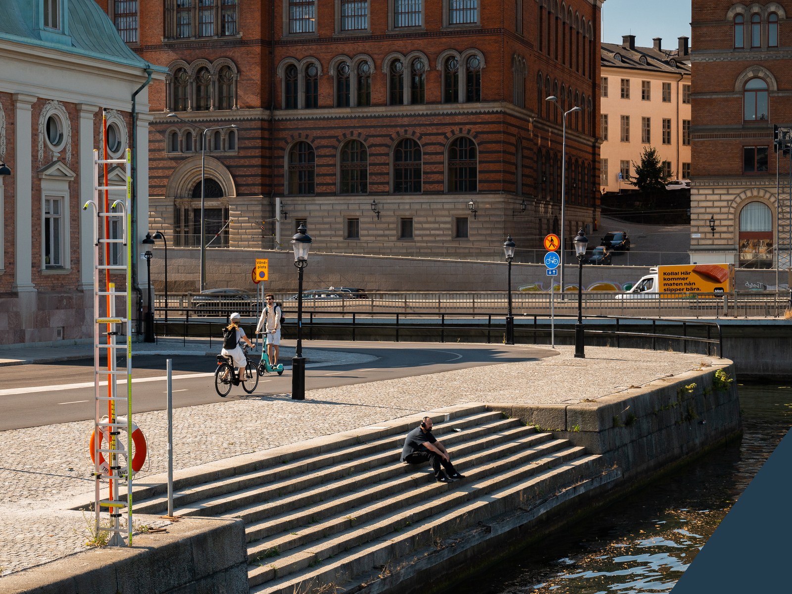 Trappa i granit ner mot vattnet vid Riddarholmskanalen i Stockholm
